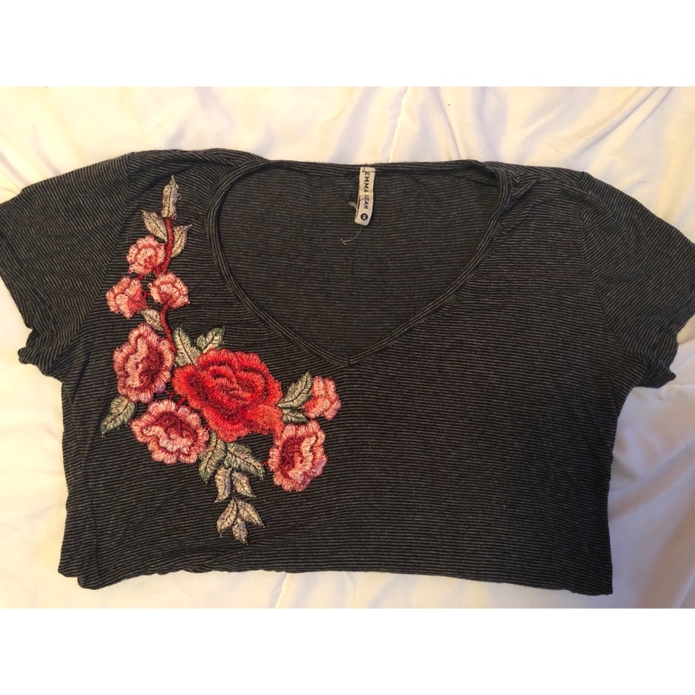 Embroided tee 🌹🥀